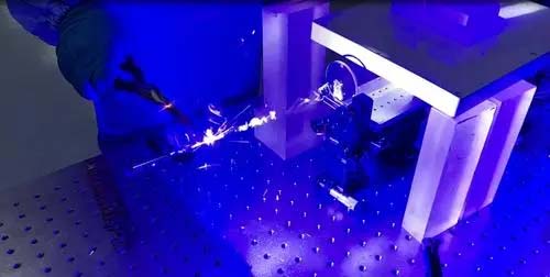 藍光激光器產業化應用：革新高反材料加工領域，新能源電池、3C優勢突出